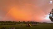 Perfektes Timing der Natur: Blitz schießt mitten durch Regenbogen