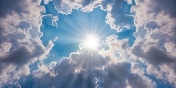 Im Norden bleibt es eher kühl und wolkig, während im Süden bei hohen Temperaturen häufig die Sonne scheint.