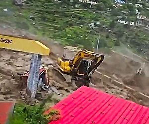 In Sekundenschnelle: Kapitale Sturzflut rei&szlig;t Br&uuml;cke weg