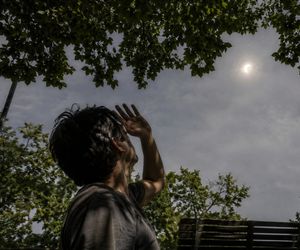 Ungeschützt in die Sonnenfinsternis geschaut? Diese Symptome weisen auf Augenschäden hin