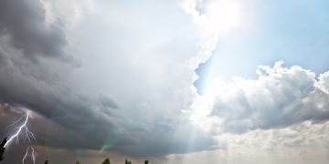 Das Wetter bleibt verbreitet wechselhaft. Mal Schauer, mal Sonnenschein.