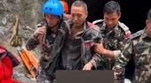 Zehn Tage nach Flut in Nepal: Retter befreien Mann aus verschüttetem Tunnel