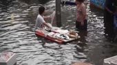 Bangkok unter Wasser: Händler verkaufen trotz heftiger Überschwemmungen