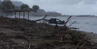 Schwere Unwetter auf Rhodos: Wassermassen reißen Autos mit