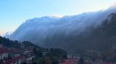 Wie ein Wasserfall aus Wolken: Seltenes Naturschauspiel in China