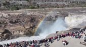 Doppelter Regenbogen über tosendem Wasserfall