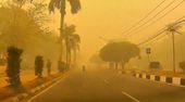Gelb-orange Apokalypse: Dichter Brandrauch erfasst Stadt auf Borneo