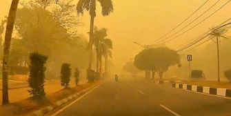 Gelb-orange Apokalypse: Dichter Brandrauch erfasst Stadt auf Borneo