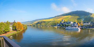 An der Mosel rund um Bernkastel zeigt sich der Herbst am Donnerstag von seiner goldenen Seite.
